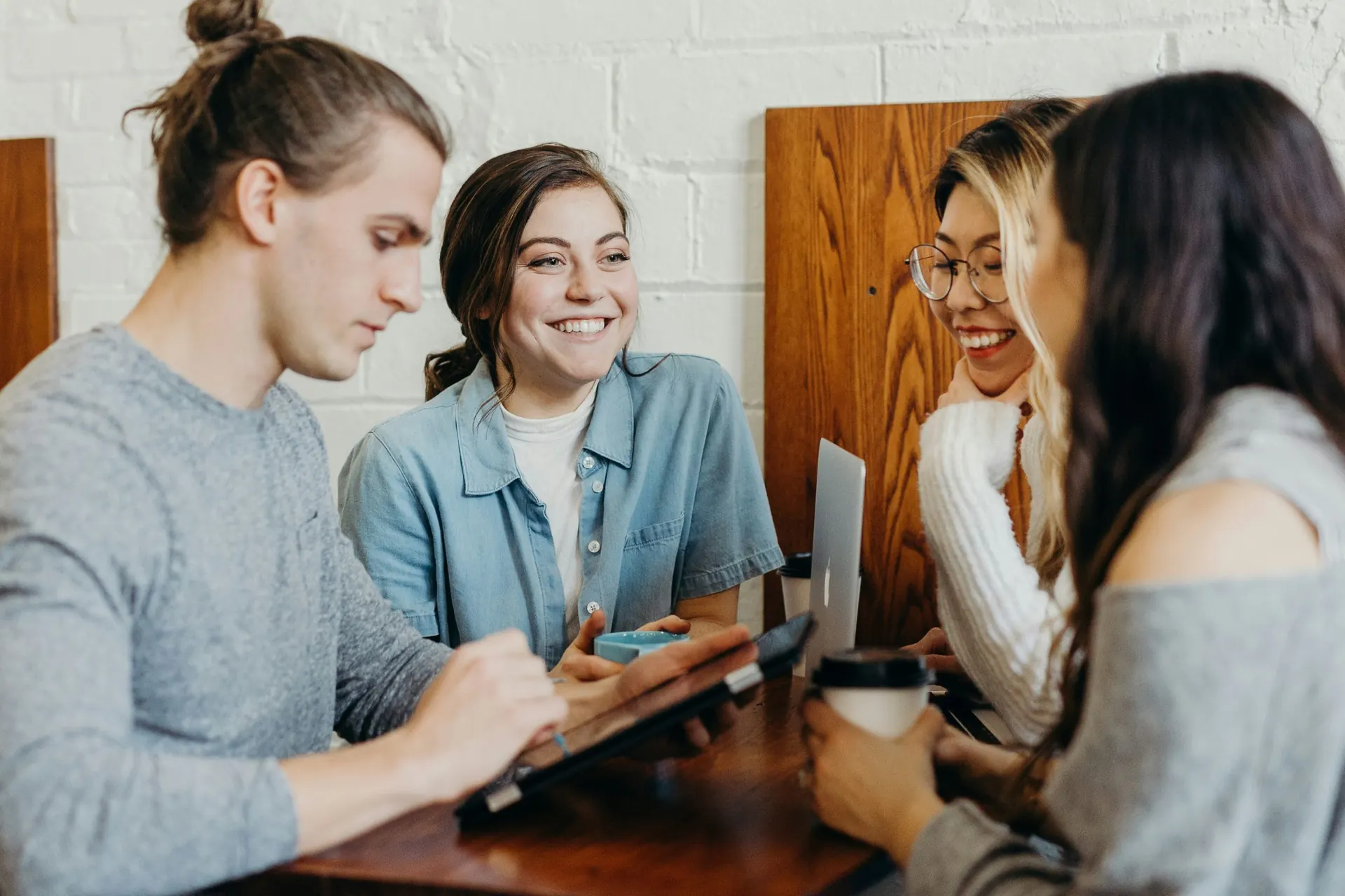 Equipo de trabajo reunido en torno a una mesa