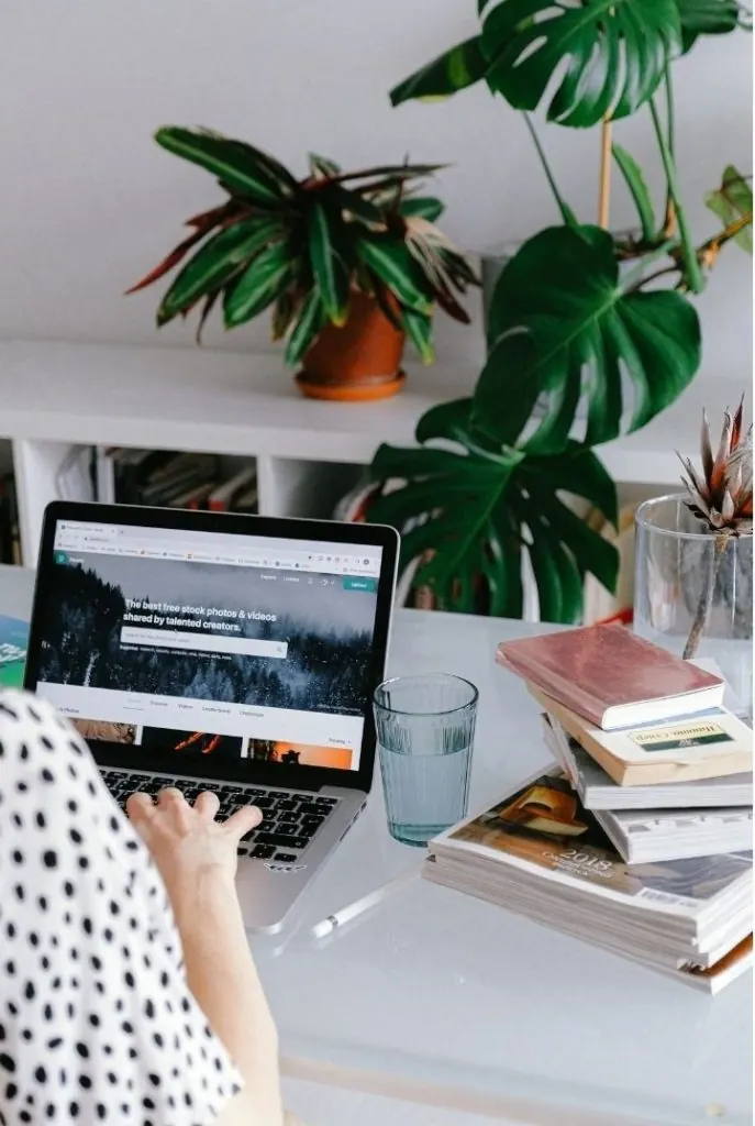 Consulta online con la asesoría desde el portátil