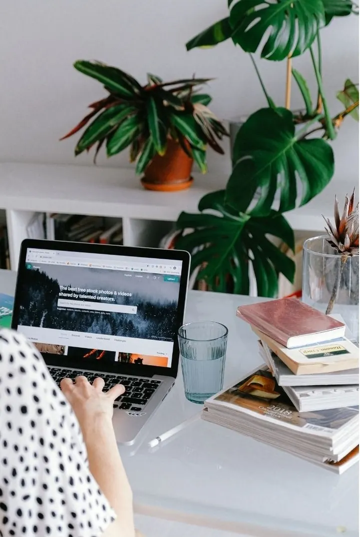 Consulta online con la asesoría desde el portátil