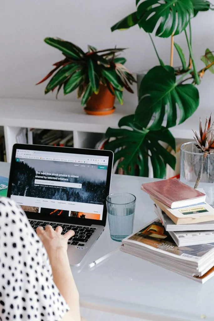 Consulta online con la asesoría desde el portátil